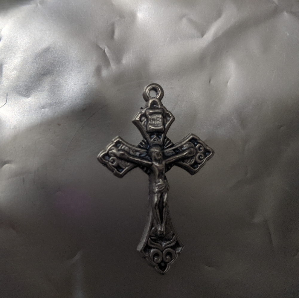 Beautiful vintage cross pendant (White Gold)